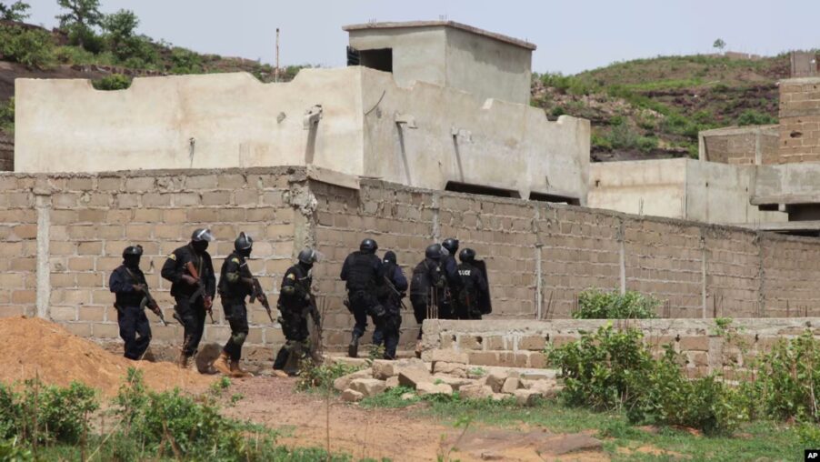 Mali : le JNIM affilié à Al-Qaïda tente d’isoler le pays de ses voisins